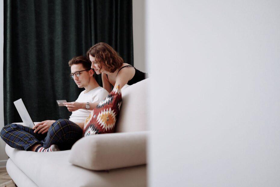 Illustration of How Couples Approach Large Purchases Without Financial Strain