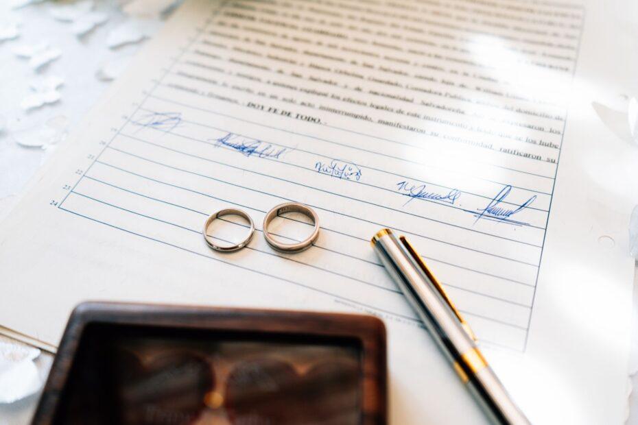 Illustration of How Couples Approach Splitting Inheritance and Family Assets