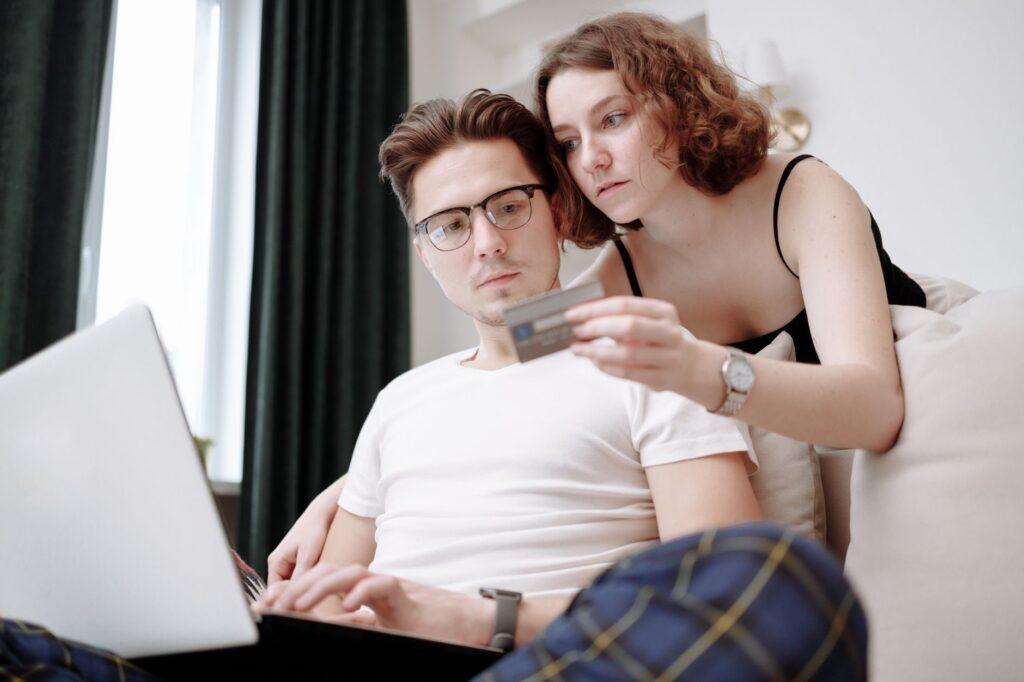 Illustration of How Couples Set Spending Limits Without Feeling Restricted