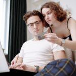 Illustration of How Couples Set Spending Limits Without Feeling Restricted