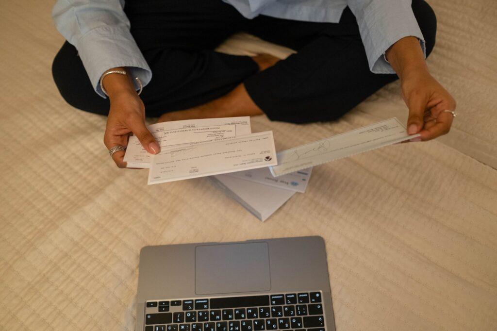 Illustration of The Difference Between Splitting Bills Evenly and Splitting by Income